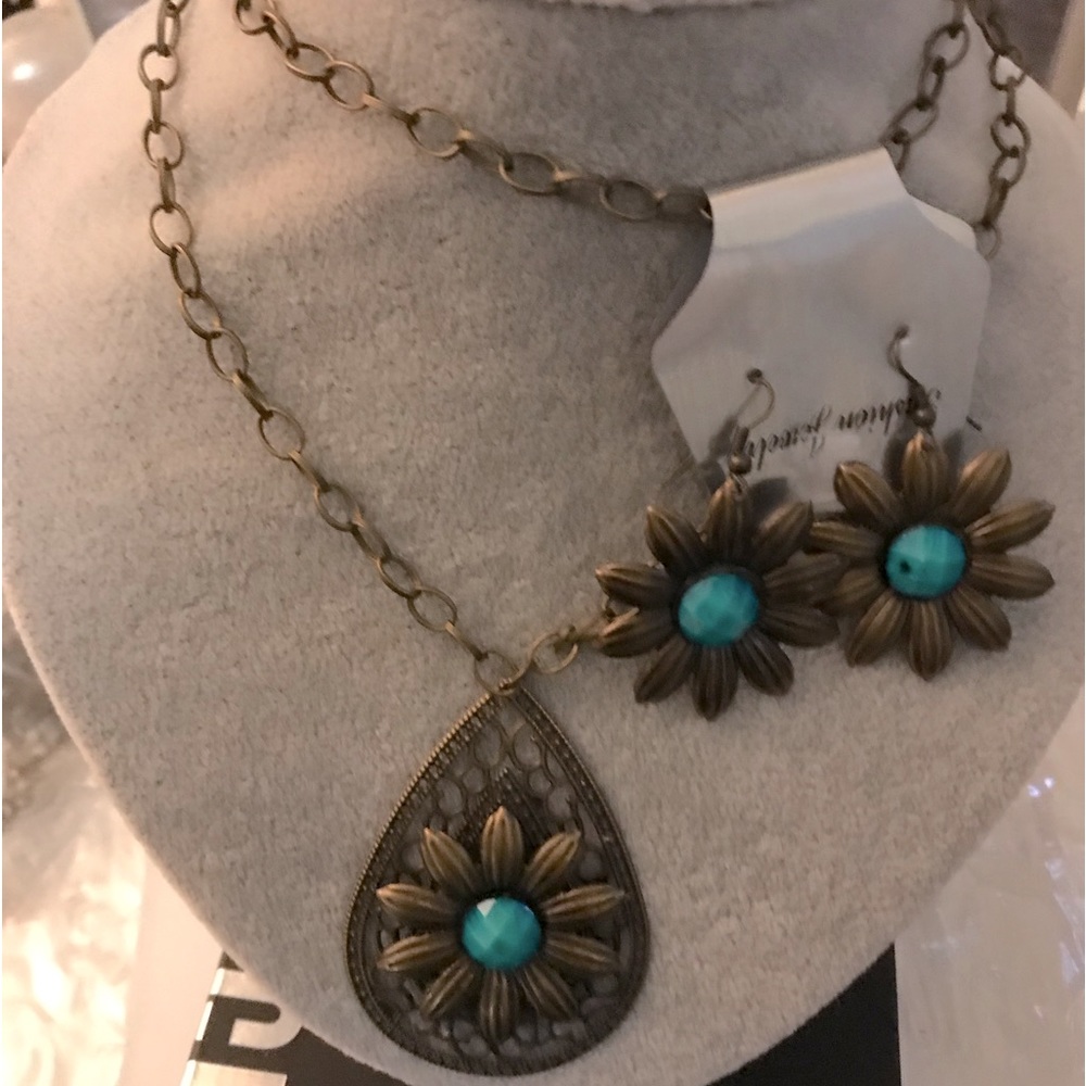 FASHION NECKLACE WITH EARRINGS TO MATCH